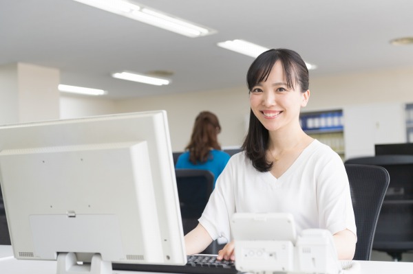 ≪50代活躍中♪電話対応なし‼≫都内3路線から好アクセスの駅チカ案件★申請書のチェックなどのカンタン座り仕事◎