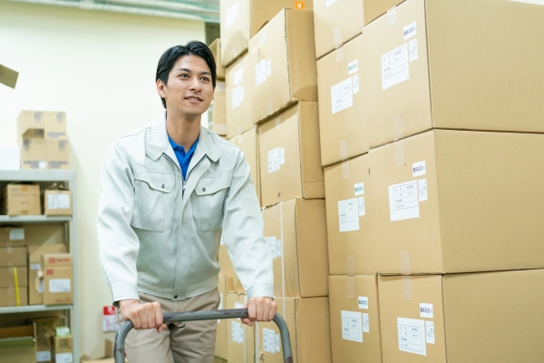 【日勤】8時半～17時半/時給1400円/男性活躍中/送迎あり/スプレー商品の原材料調合や荷受け業務