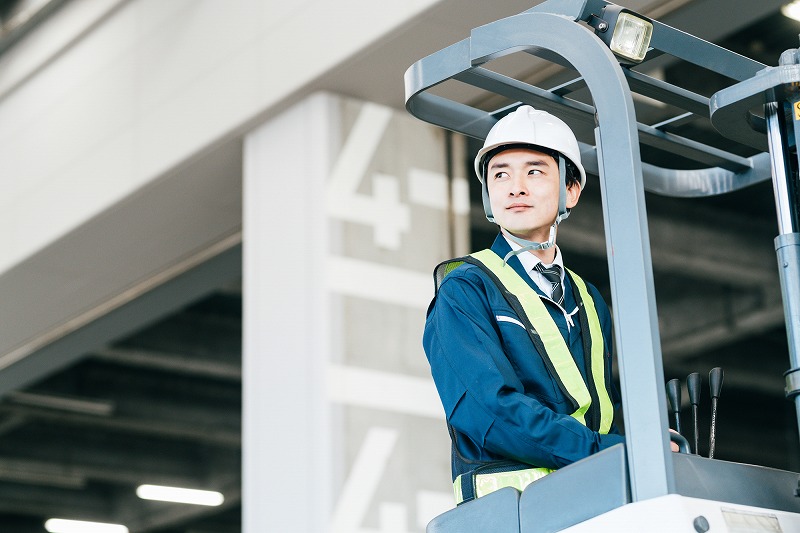 【東所沢駅より送迎あり】資格活かせる！フォークリフト作業・スーパー向け商品のピッキング・格納！