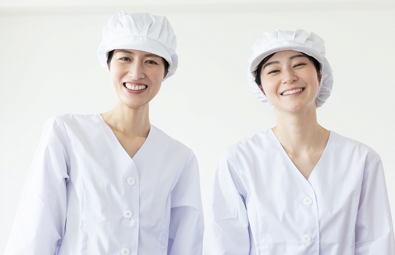 【日勤】8時～16時など/週5日/社員食堂の調理補助・清掃/重量物なし/未経験歓迎