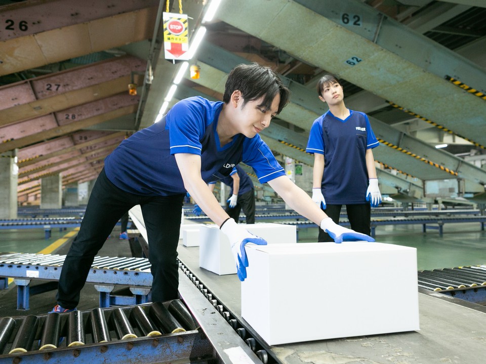 【早朝】3時～8時/週1日～/簡単荷物仕分け/短時間/副業歓迎/2.30代男性活躍中