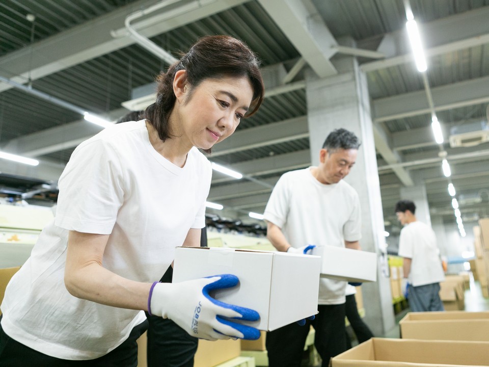 【日勤】8時～17時/週5日/時給1500円/未経験でも始めやすい/メール便等計量物の仕分け