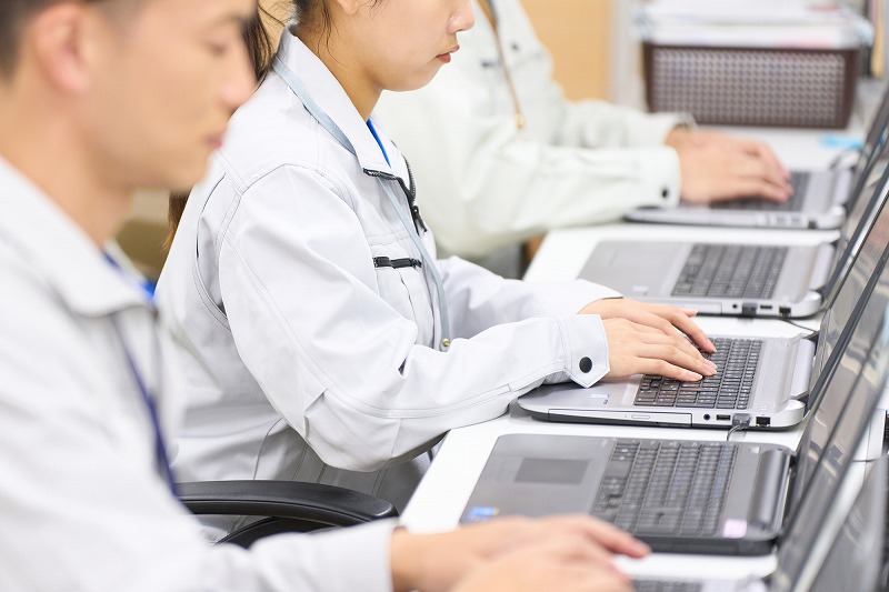 【日勤】短期/8時～17時/時給1600円/平日のみ/出張あり/未経験歓迎/PCのキッティング、受け渡し