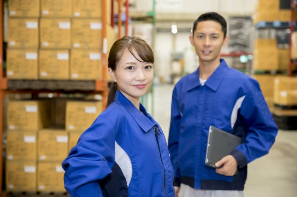 【日勤】8時半～17時半/時給1200円/送迎あり/スプレー商品の製造ラインスタッフ/土日休み