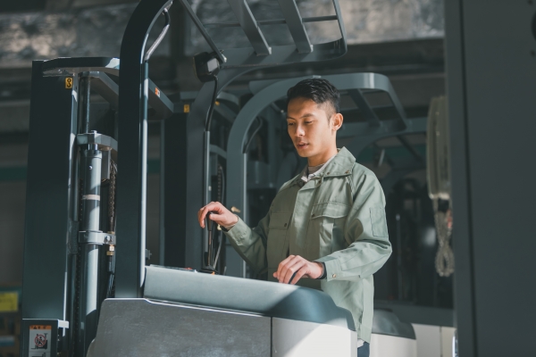 【日勤】短期/8時半～17時35分/時給1600円/平日のみ/資格活かせる/大手ガス機器メーカーでリフト業務【12月末まで】