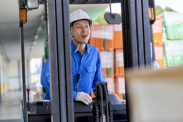 【日勤】9時～18時/週5日/時給1750円/長期安定/服装自由/フォークリフト/倉庫内軽作業および事務