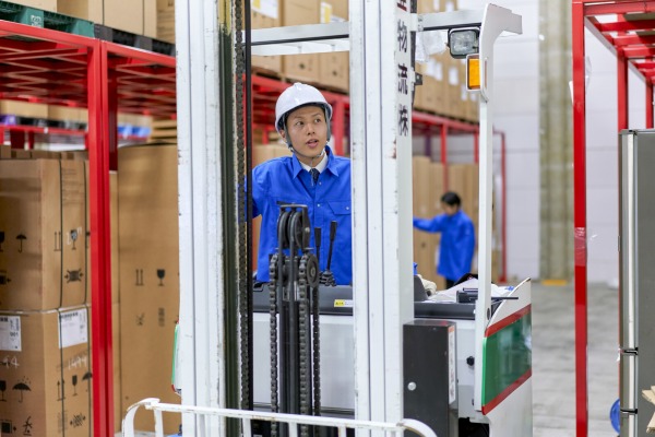 【日勤】短期/高時給1800円★/13時～22時/食堂あり♪/フォークリフト/オフィス家具の荷下ろし等