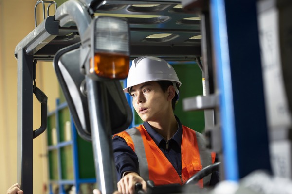 【深夜】短期/高時給1800円★/20時～翌5時/食堂あり♪/フォークリフト/オフィス家具の荷下ろし等