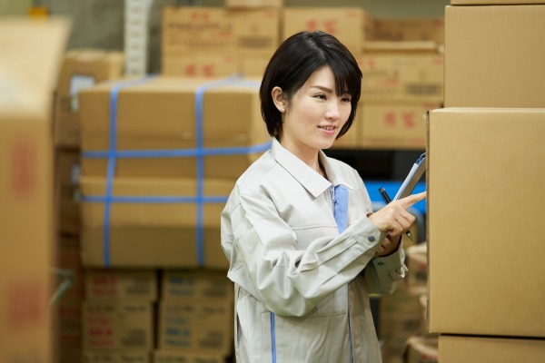 【日勤】9時～18時/週3日～OK/時給1300円/服装髪型自由♪/土日祝休み/照明器具の出荷